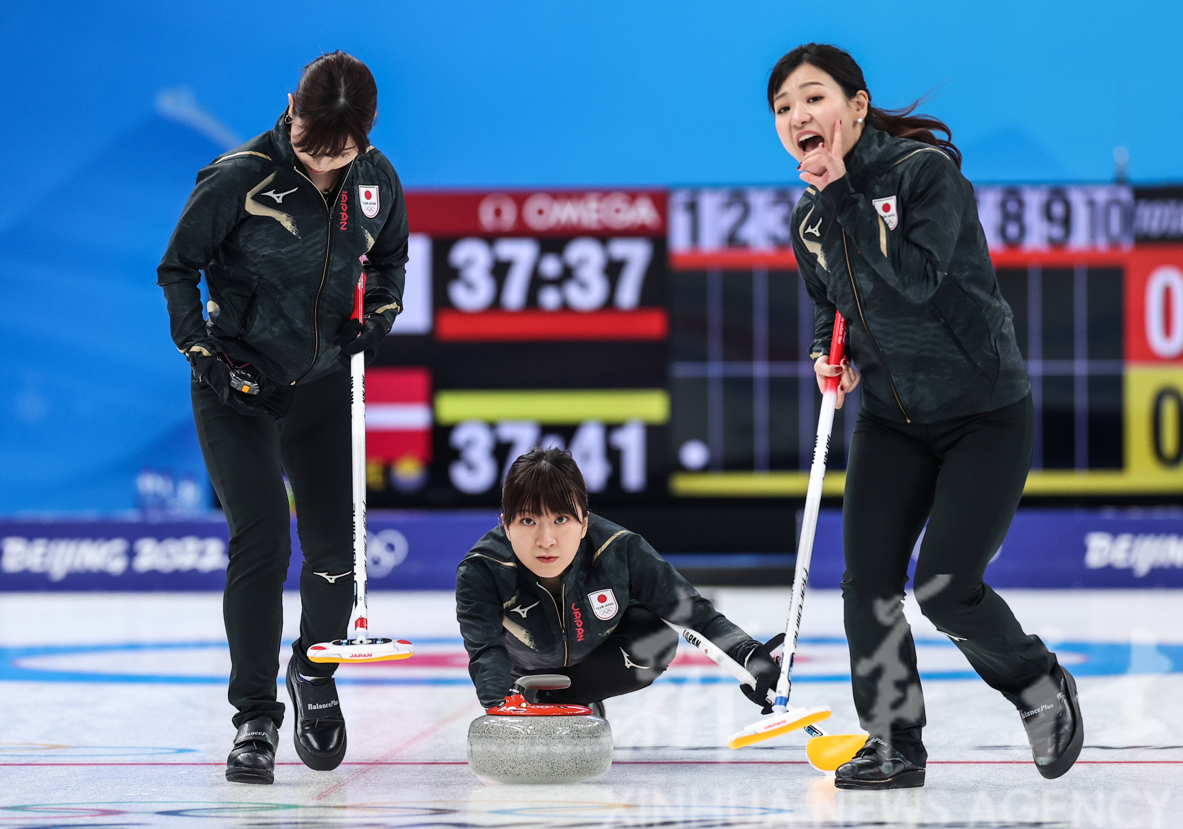 丹麦队碾压日本队，黄鸭组合带队取胜