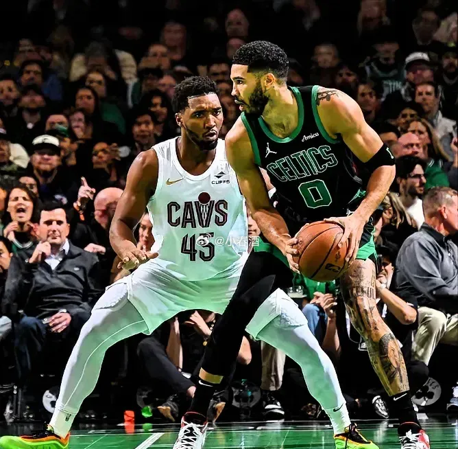 凯尔特人翻盘魔术，米切尔扛起全队