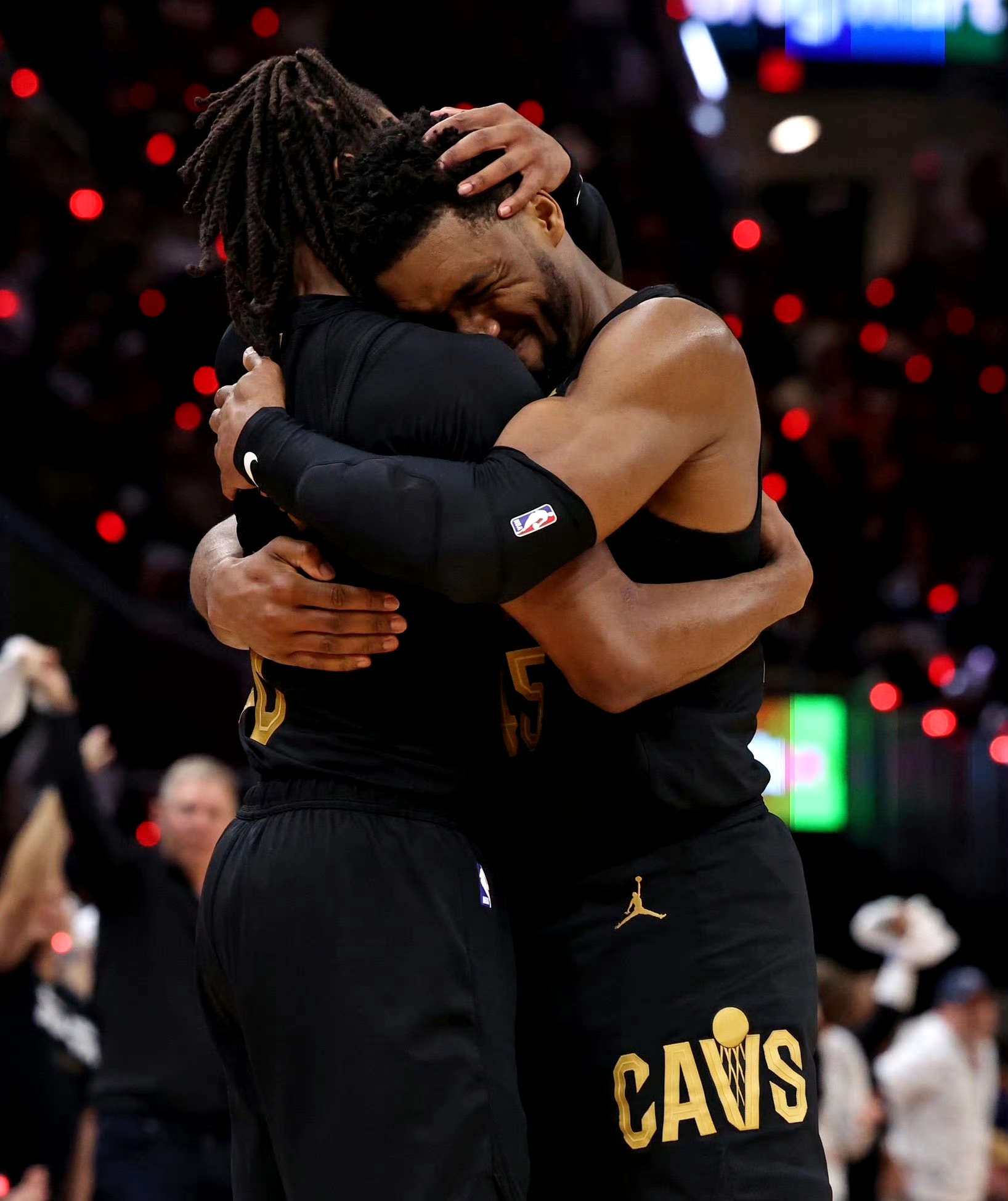 凯尔特人翻盘魔术，米切尔扛起全队