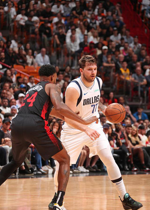 独行侠横扫上海队，范弗利特统治全场