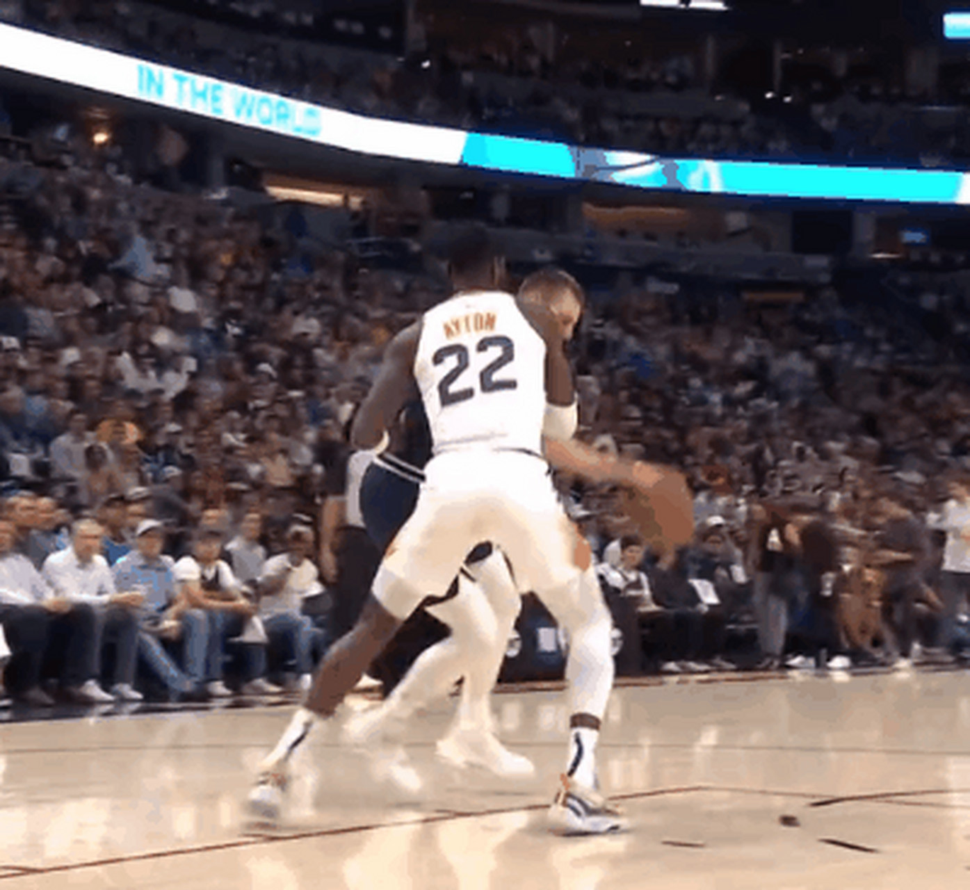 青岛队碾压江苏队，约基奇点燃赛场