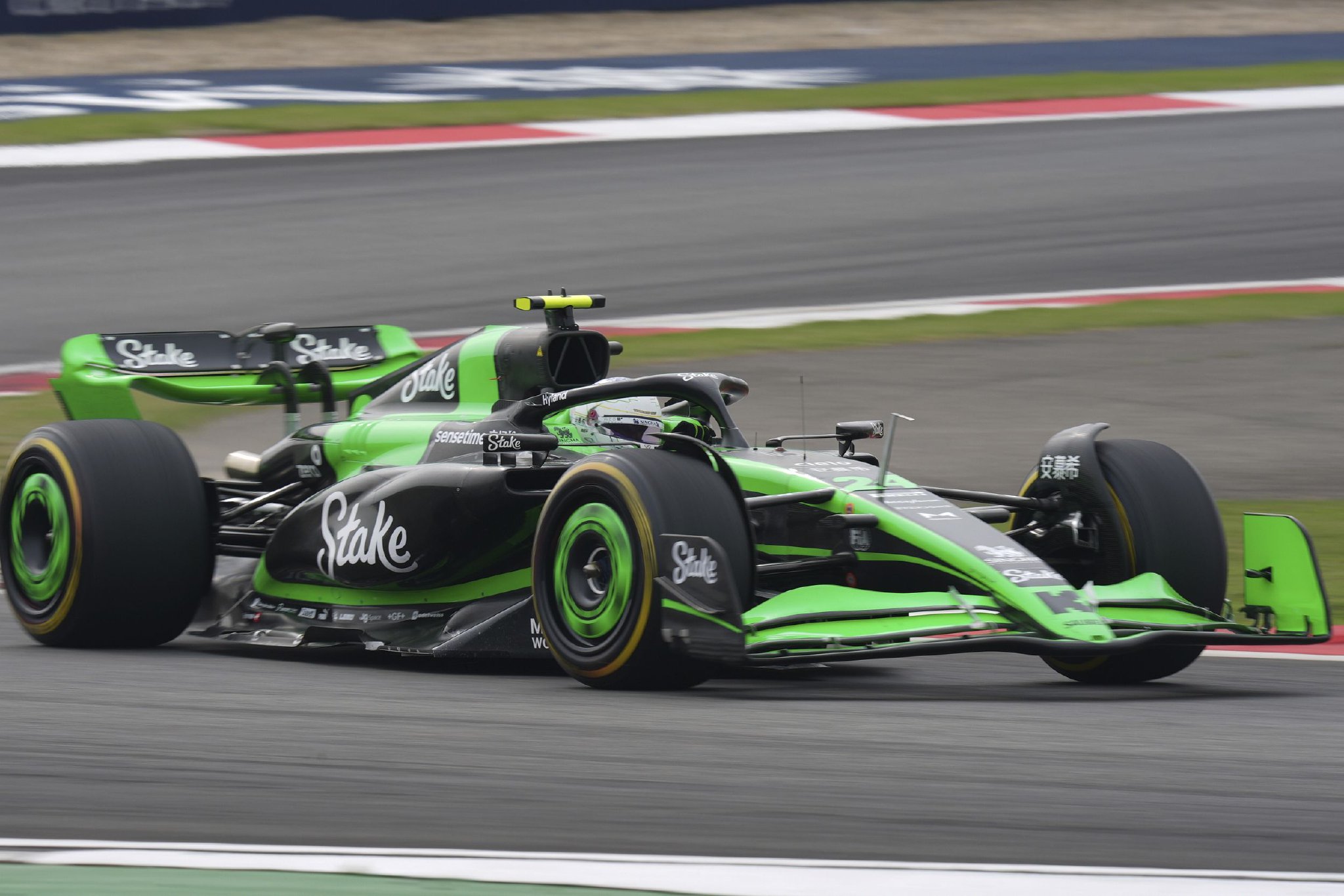 阿斯顿马丁翻盘哈斯车队，周冠宇惊艳四座