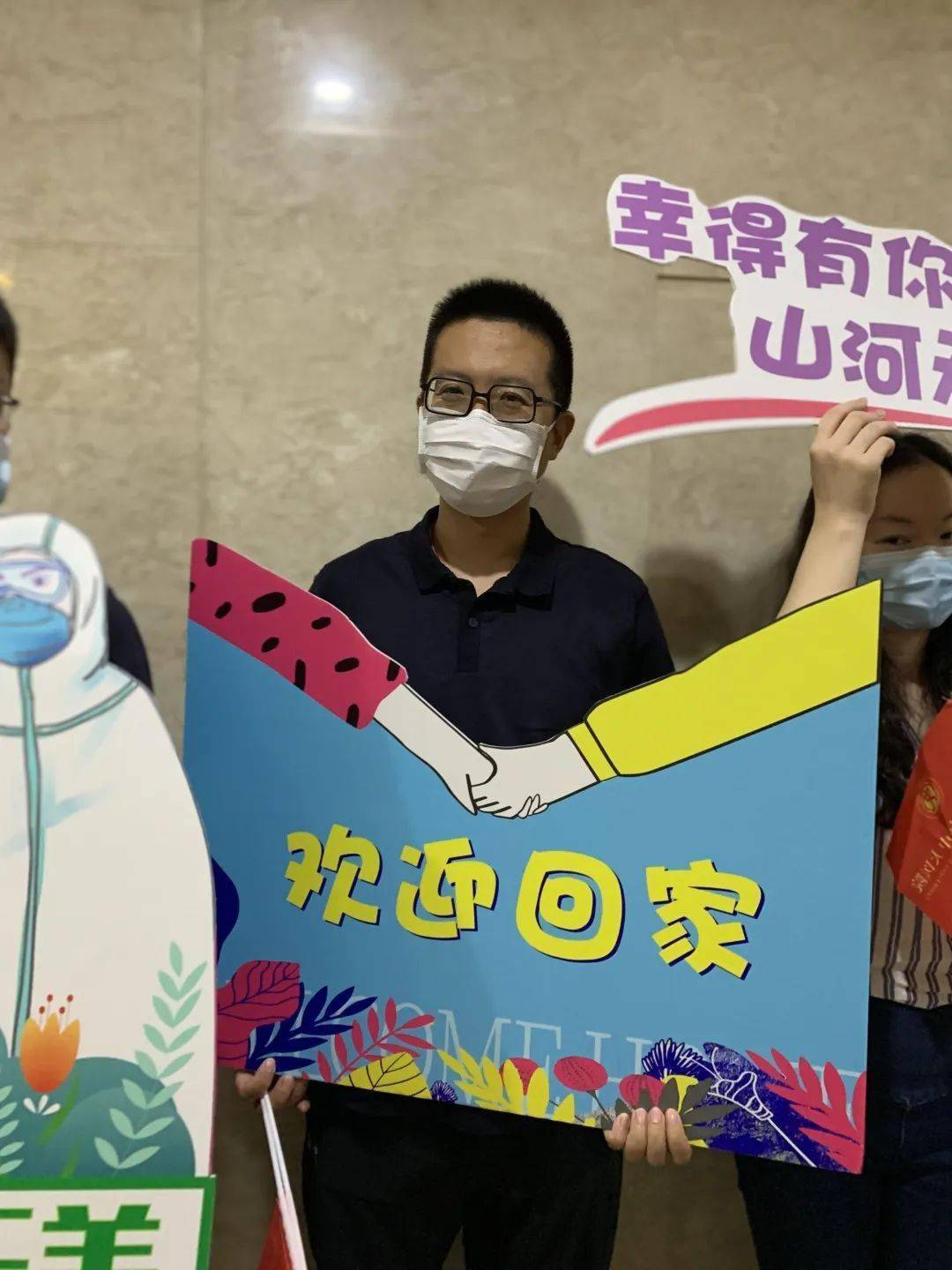 英雄归来，一队球员夺得胜利锦标
